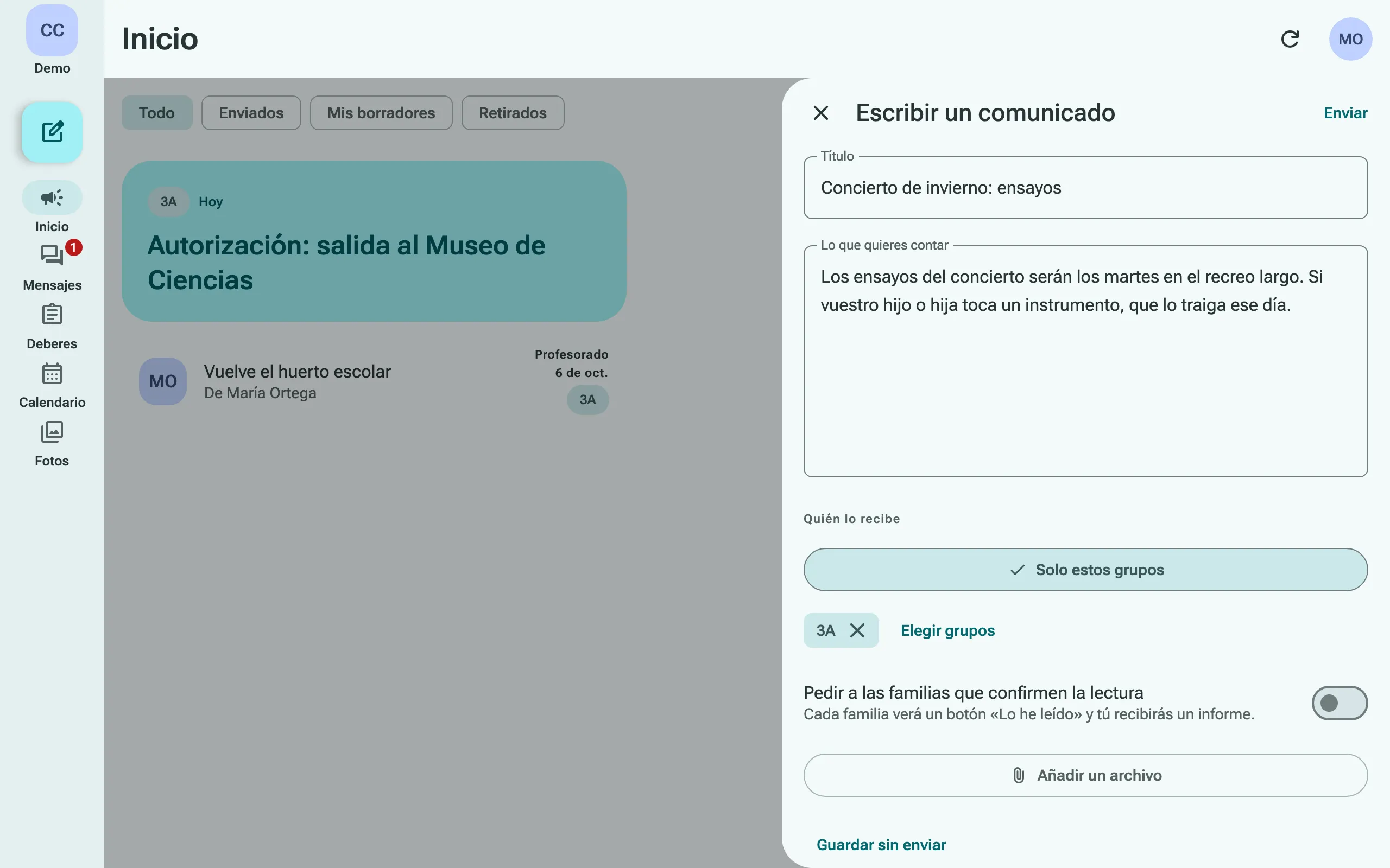 Una profesora escribe un comunicado para su clase, con la opción de pedir a las familias que confirmen la lectura y de añadir un archivo.