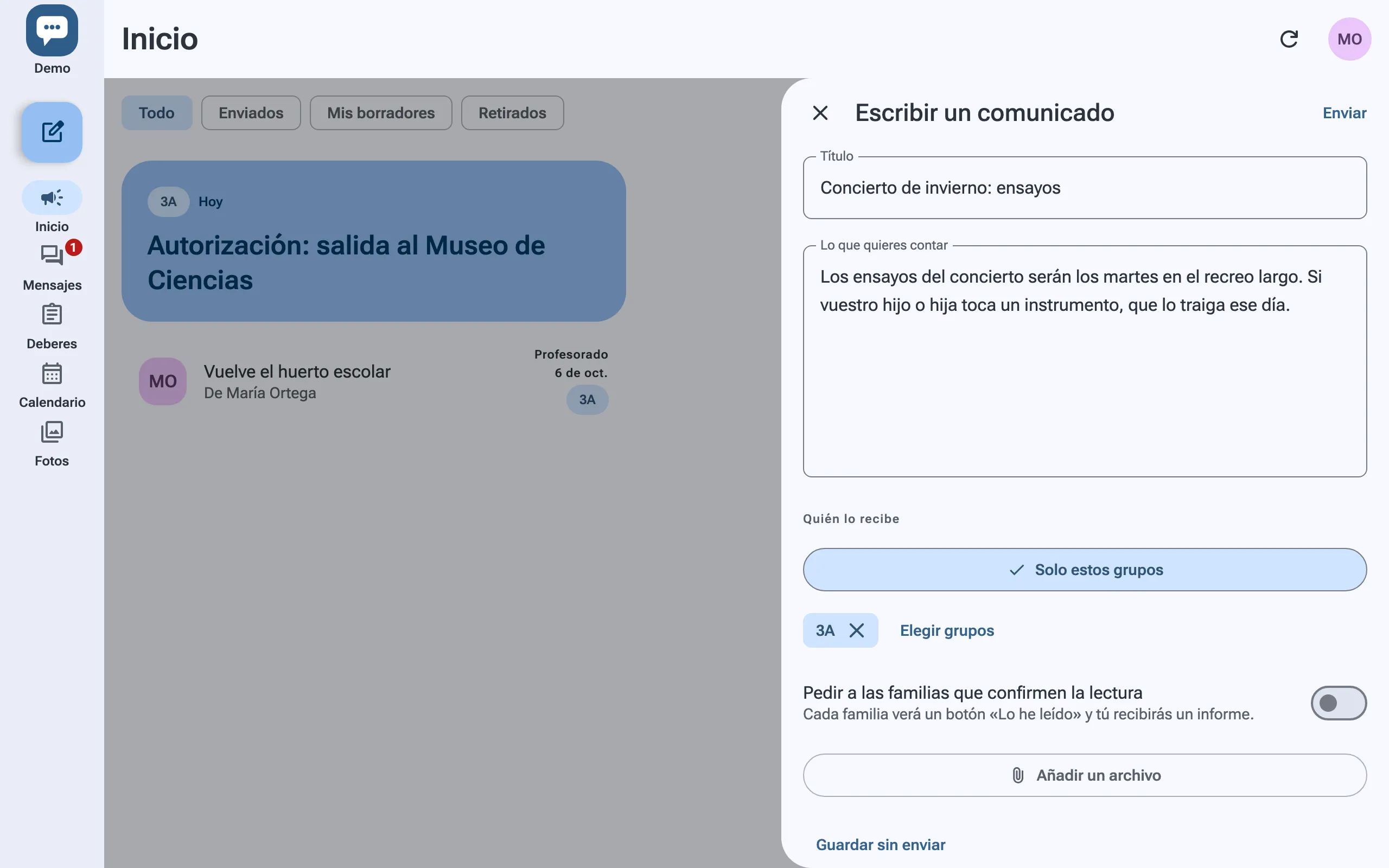 Una profesora escribe un comunicado para su clase, con la opción de pedir a las familias que confirmen la lectura y de añadir un archivo.