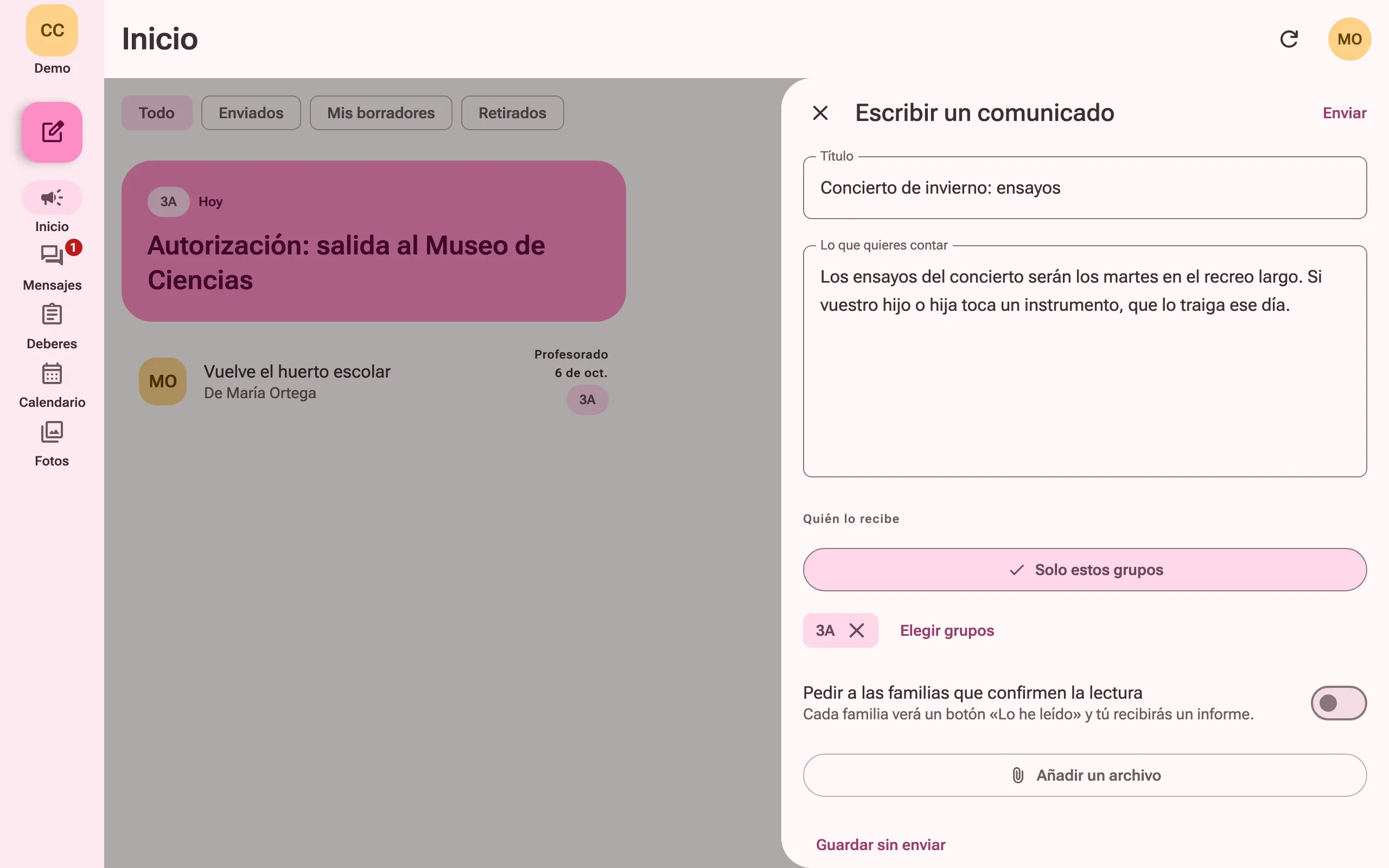 Una profesora escribe un comunicado para su clase, con la opción de pedir a las familias que confirmen la lectura y de añadir un archivo.