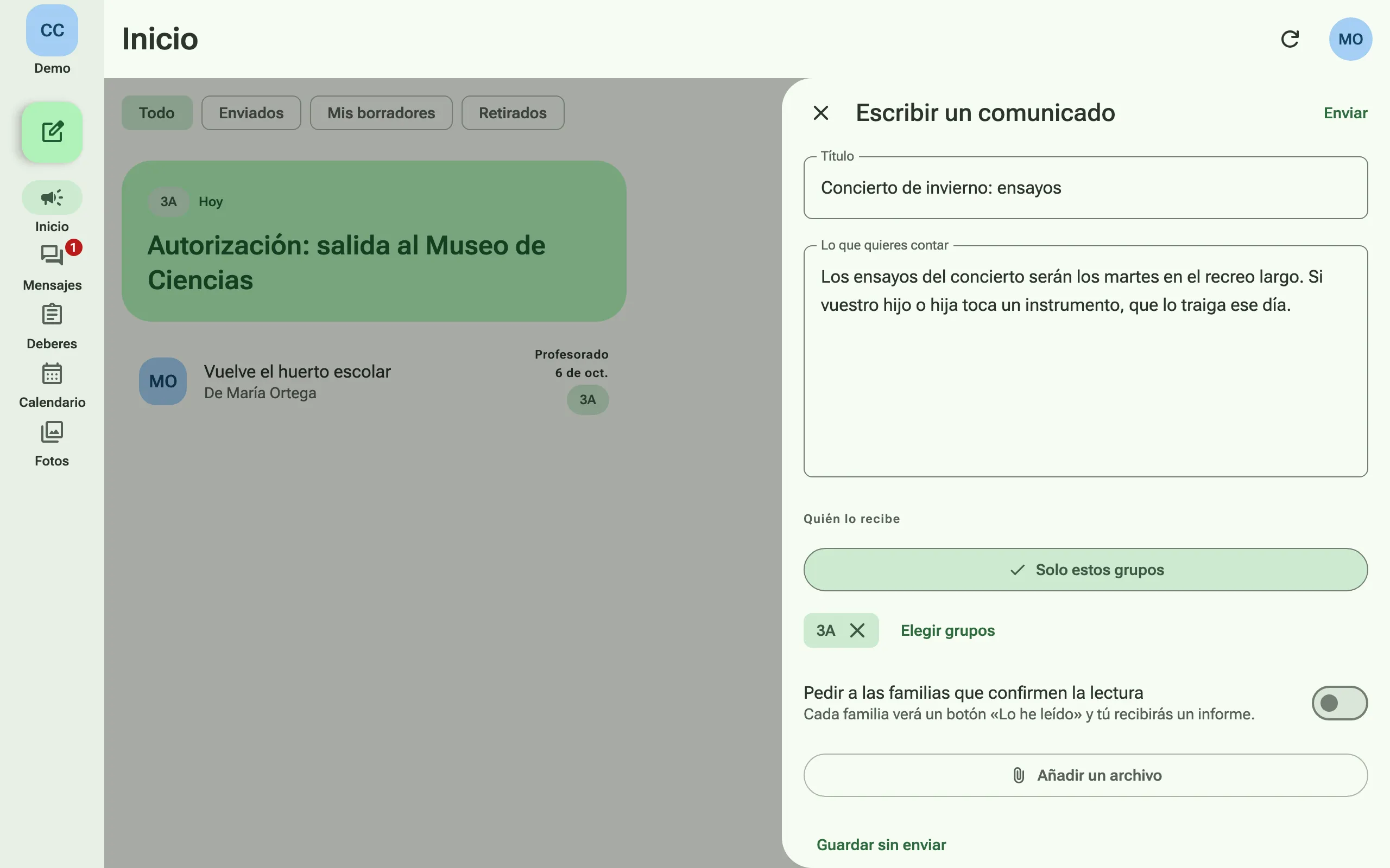 Una profesora escribe un comunicado para su clase, con la opción de pedir a las familias que confirmen la lectura y de añadir un archivo.